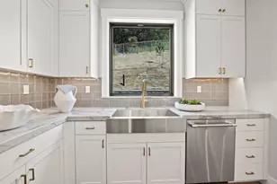 27 Erin Dr, San Rafael, CA 94903 - Photo 13