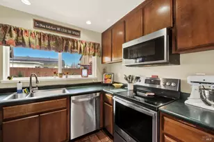 1404 Donner Ct, Suisun City, CA 94585 - Photo 17