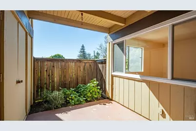 355 Parkview Terrace #B7, Vallejo, CA 94589 - Photo 17