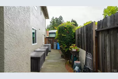 606 Sunnyvale Place, Vacaville, CA 95687 - Photo 47