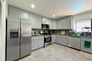 1858 Hemlock St, Napa, CA 94559 - Photo 11