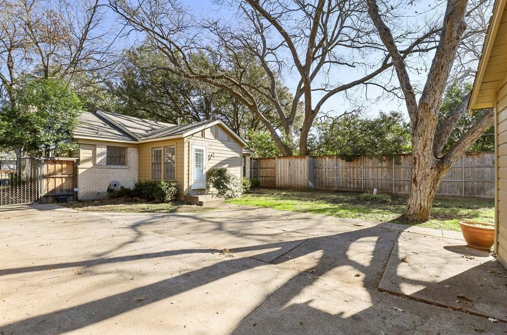 5411 Maple Springs Blvd, Dallas TX  75235-7548 exterior