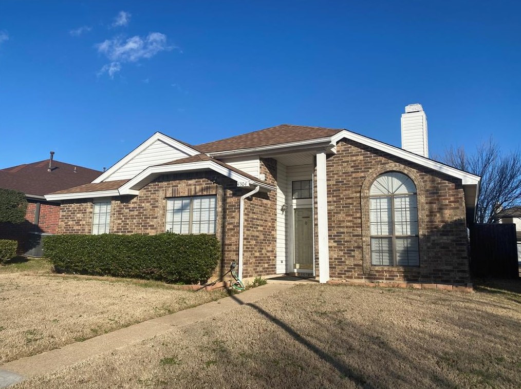4304 Saugus Dr, Grand Prairie TX  75052-4334 exterior