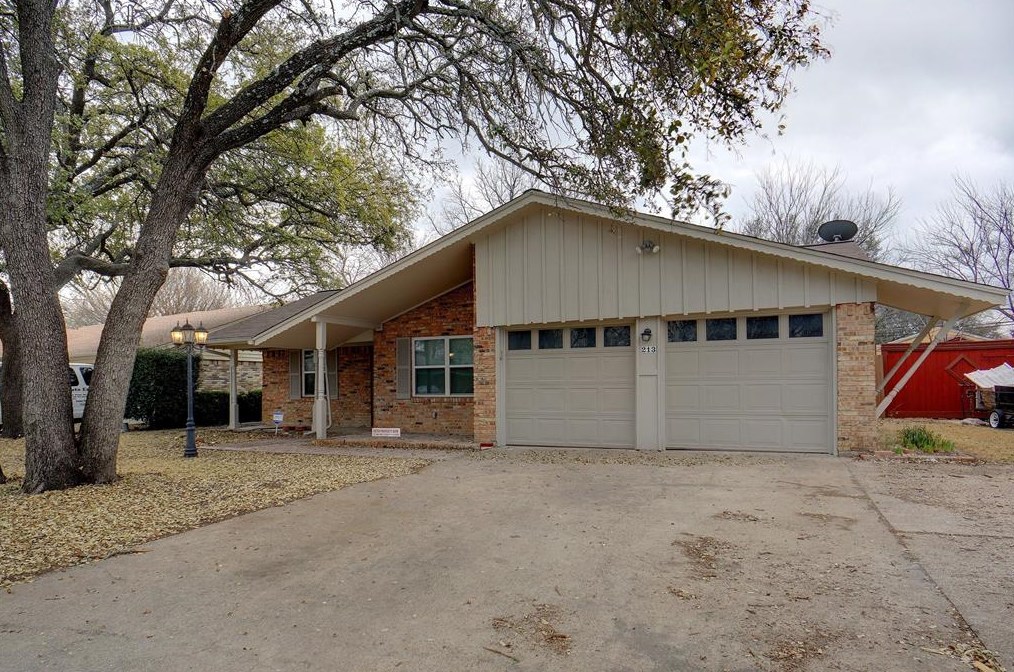 213 Dorris Dr, Grand Prairie TX  75051-4085 exterior
