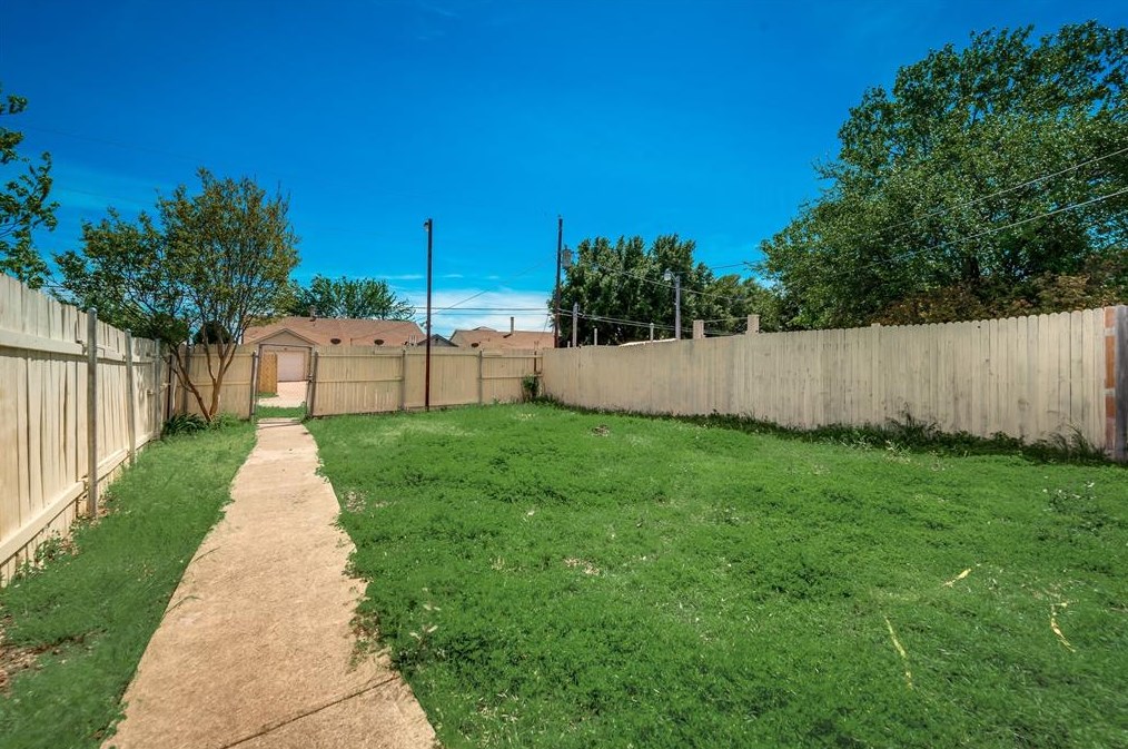609 Stonehenge Dr, Grand Prairie TX  75052-5650 exterior