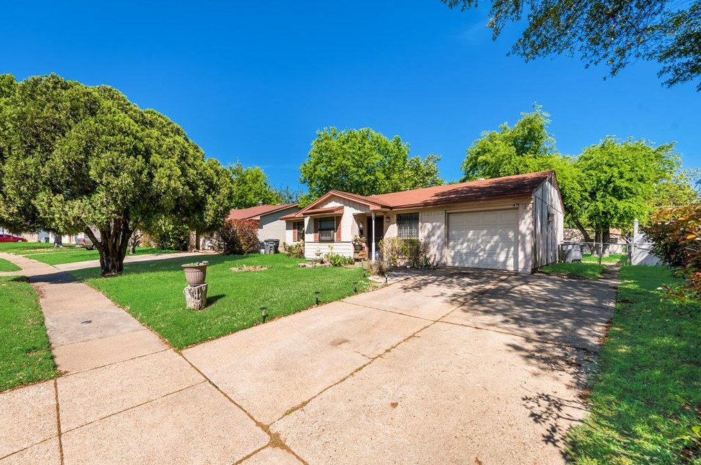 3923 Mehalia Dr, Dallas TX  75241-5251 exterior