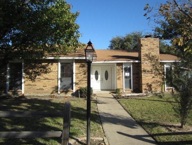 2006 Burrows Trl, Grand Prairie TX  75052-1950 exterior