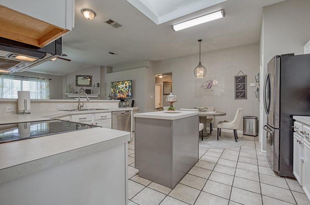 1620 Sandalwood Dr, Grand Prairie TX  75052-1679 exterior