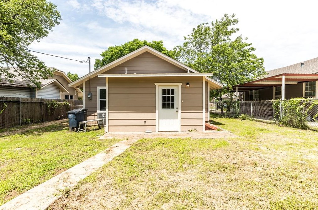 2202 Chestnut Ave, Fort Worth TX  76164-7953 exterior