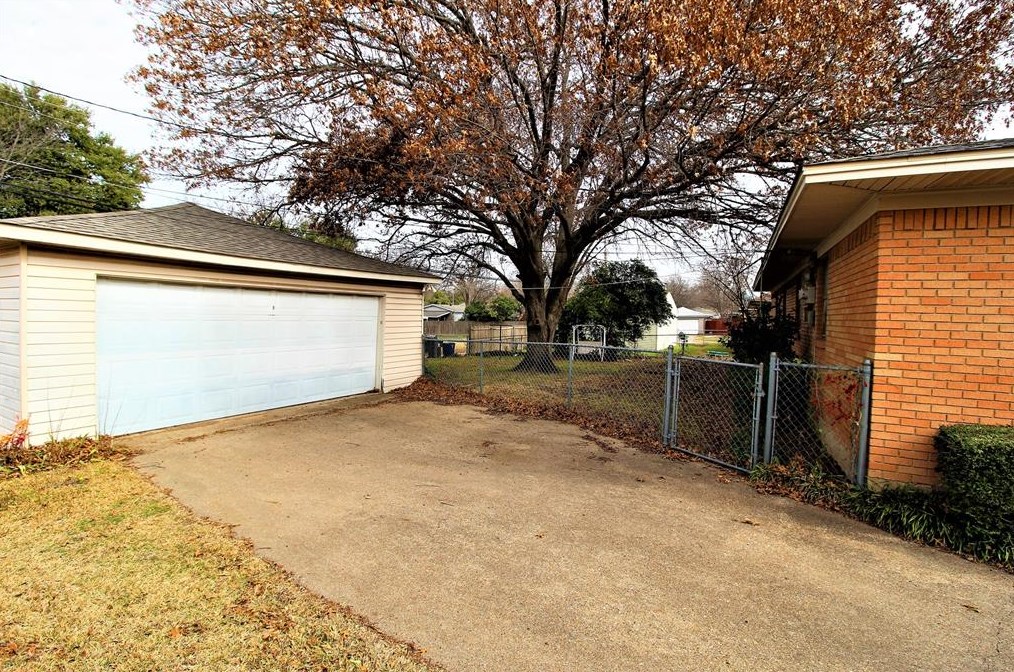 11135 Wyatt St, Dallas TX  75218-2547 exterior
