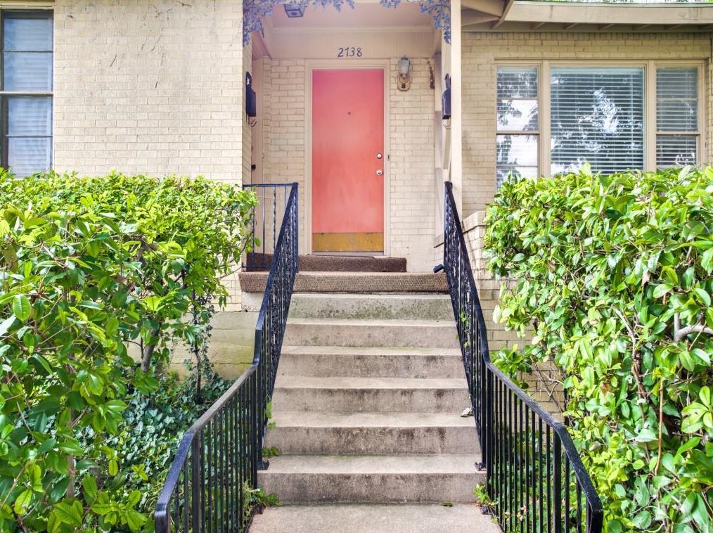 2738 Jefferson Blvd, Dallas TX  75211-2859 exterior