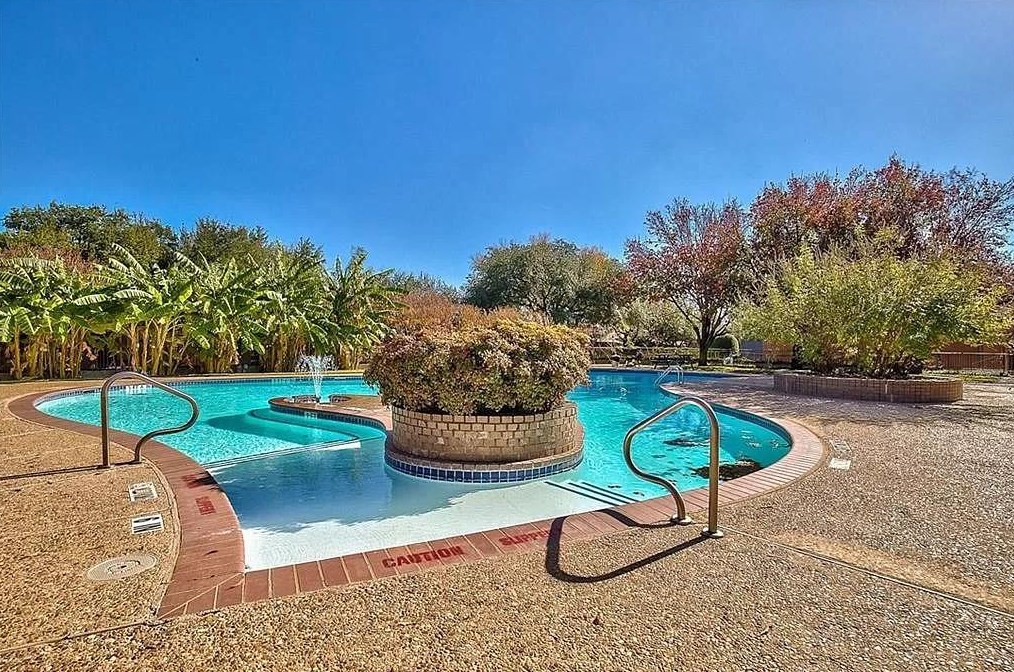 556 Avenue J, Grand Prairie TX  75050-2541 exterior