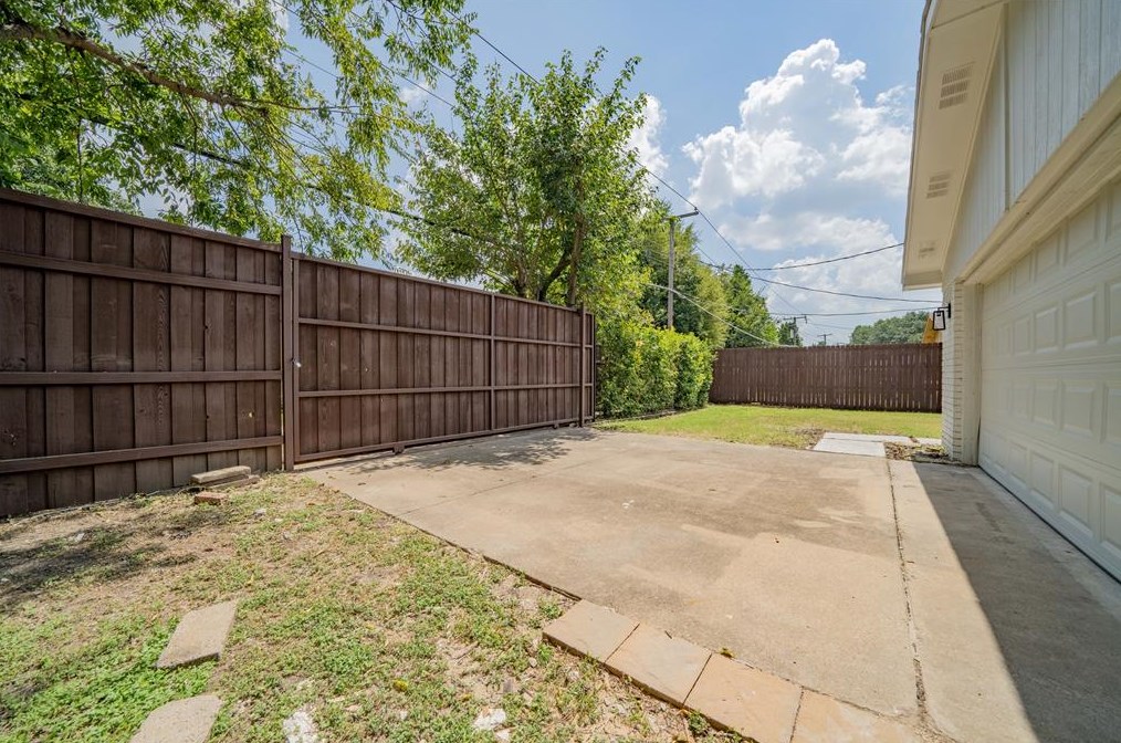 3202 Lindbergh Dr, Dallas TX  75228-5439 exterior