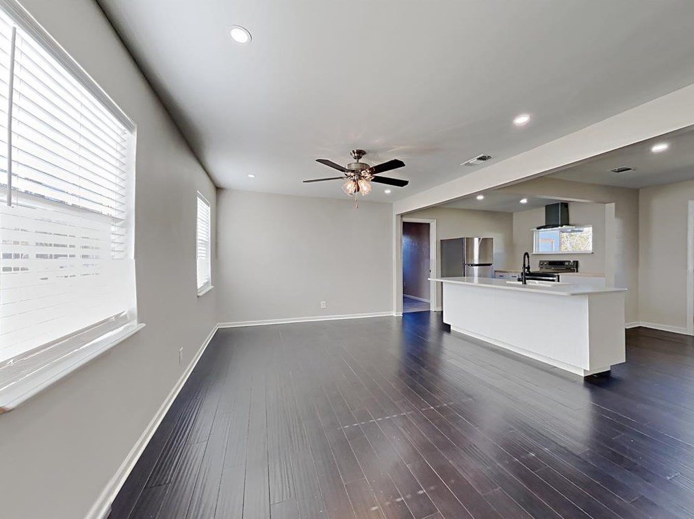 2014 Cottonwood St, Grand Prairie TX  75050-3954 exterior