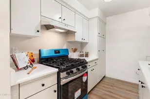 22050 Calvert St, Woodland Hills, CA 91367 - Photo 9