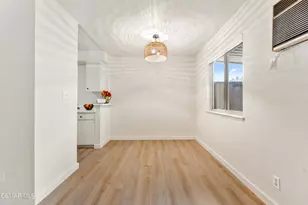 22050 Calvert St, Woodland Hills, CA 91367 - Photo 7