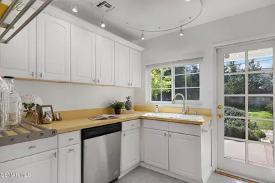 18020 Collins Street, Encino, CA 91316 - Photo 13