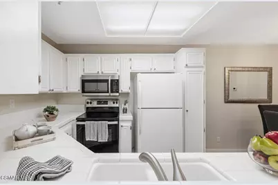 697 Sutton Crest Trail #302, Oak Park, CA 91377 - Photo 13