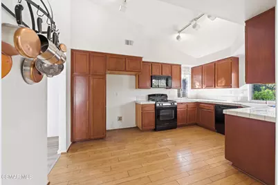 2565 Winthrop Court, Simi Valley, CA 93065 - Photo 13