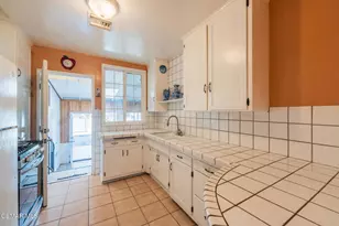 18049 Burbank Blvd, Encino, CA 91316 - Photo 17