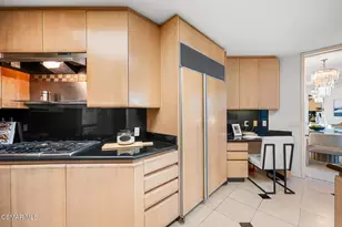 10490 Wilshire Blvd, Los Angeles, CA 90024 - Photo 21