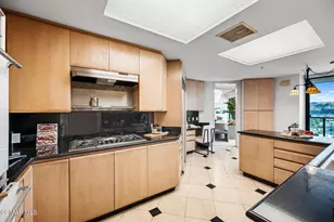 10490 Wilshire Blvd, Los Angeles, CA 90024 - Photo 19