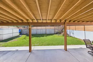 831 N Beachwood Dr, Burbank, CA 91506 - Photo 25