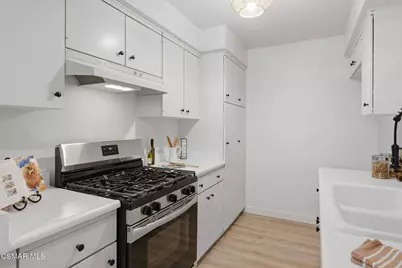 22050 Calvert Street #10, Woodland Hills, CA 91367 - Photo 9