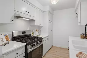 22050 Calvert St, Woodland Hills, CA 91367 - Photo 9