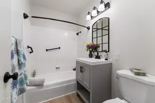 22050 Calvert St, Woodland Hills, CA 91367 - Photo 21