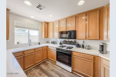 2037 Freesia Avenue, Simi Valley, CA 93063 - Photo 11