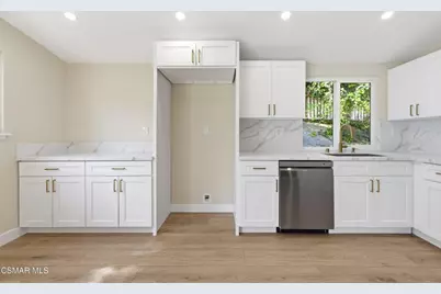 886 Yorkshire Avenue, Thousand Oaks, CA 91360 - Photo 13