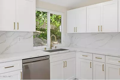 886 Yorkshire Avenue, Thousand Oaks, CA 91360 - Photo 11