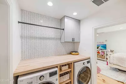 22661 Calvert Street, Woodland Hills, CA 91367 - Photo 29