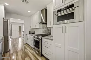 19130 Sylvan St, Tarzana, CA 91335 - Photo 17