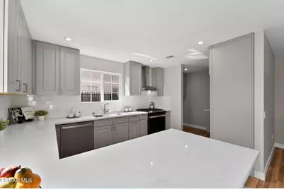 3722 Degnan Boulevard, Los Angeles, CA 90018 - Photo 11