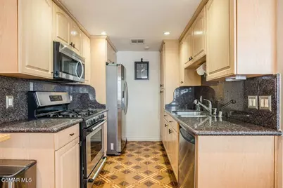 18102 Burbank Boulevard #29, Tarzana, CA 91356 - Photo 25
