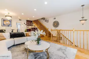 18102 Burbank Blvd, Tarzana, CA 91356 - Photo 5