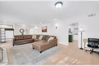 135 W Gainsborough Road, Thousand Oaks, CA 91360 - Photo 17