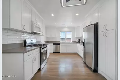 989 N Planetree Avenue, Simi Valley, CA 93065 - Photo 7