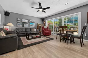 17701 Corinthian Dr, Encino, CA 91316 - Photo 13