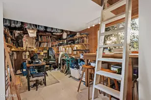 22910 Portage Cir Dr, Topanga, CA 90290 - Photo 23