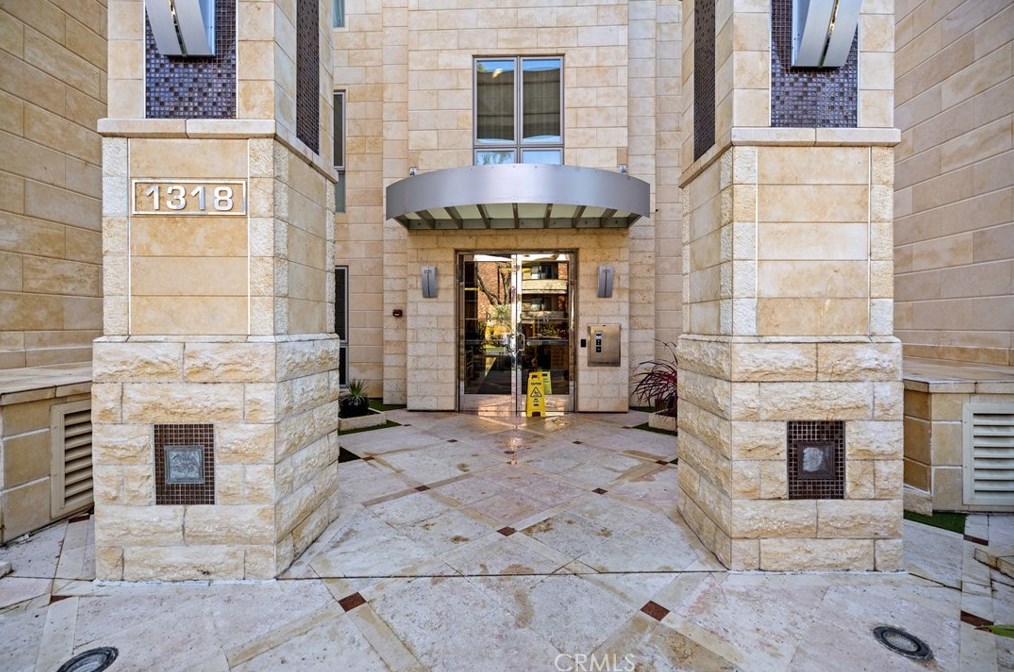 1318 Roxbury Dr, Los Angeles CA  90035-4742 exterior