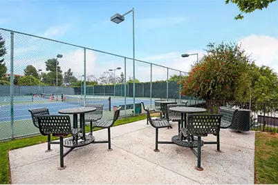 7715 Via Napoli, Los Angeles, CA 91504 - Photo 37