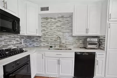 9541 Via Salerno, Burbank, CA 91504 - Photo 15