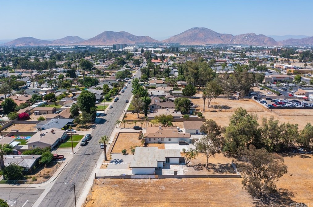 9446 Acacia Ave, Fontana CA  92335-5887 exterior