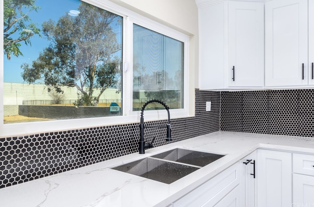 9446 Acacia Ave, Fontana CA  92335-5887 exterior
