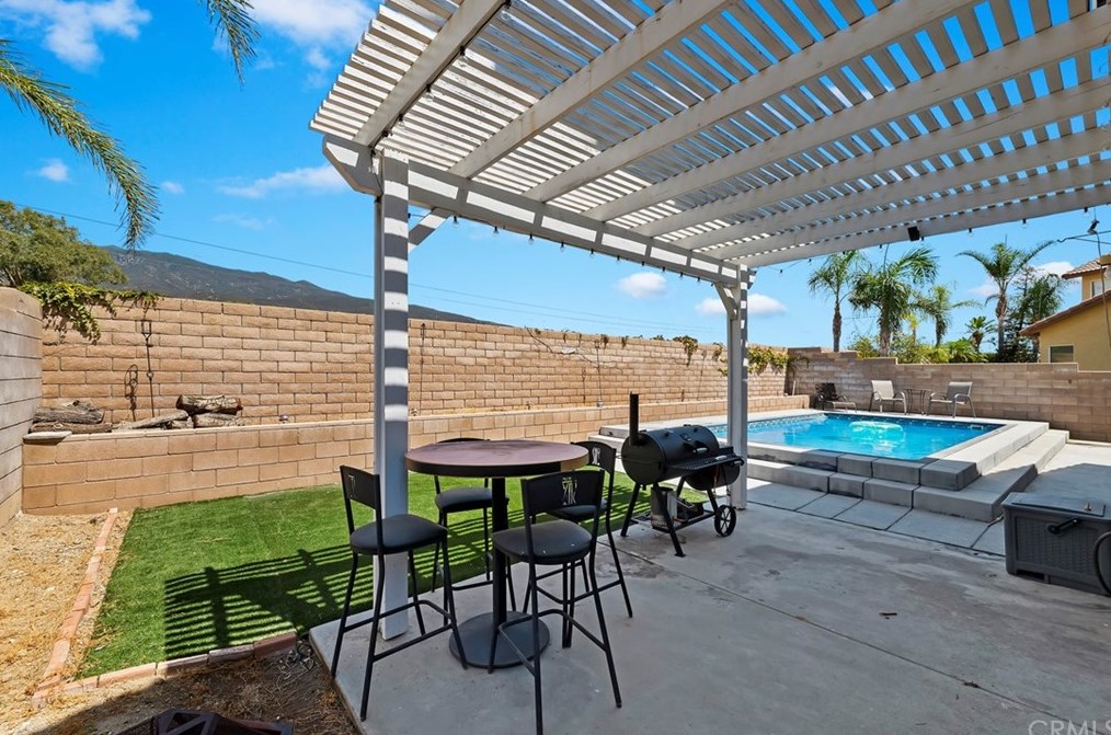 14938 Fox Rdg Dr, Fontana CA 92336-1103 exterior