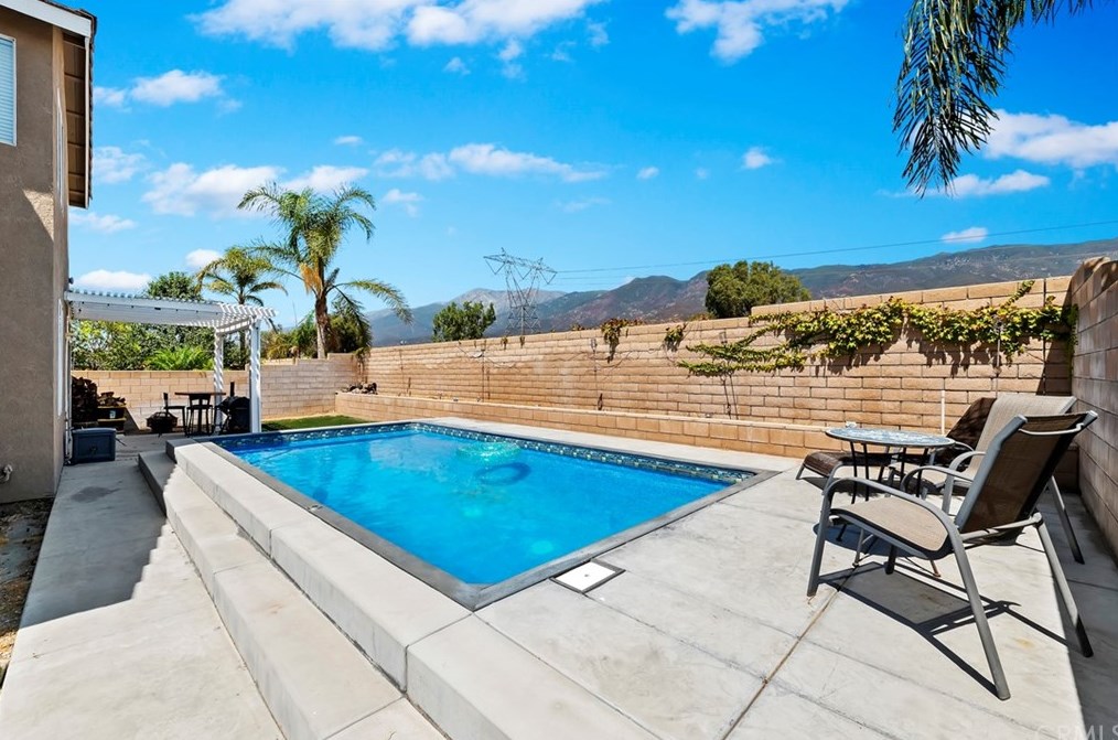 14938 Fox Rdg Dr, Fontana CA 92336-1103 exterior