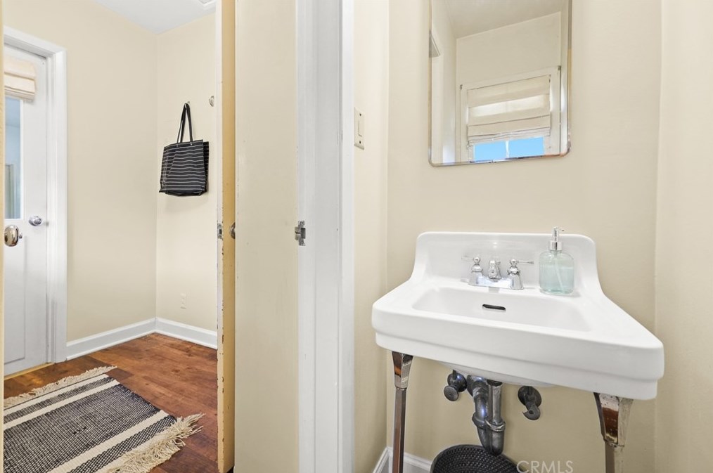 2222 Mendocino Ln, Altadena CA  91001-2816 exterior